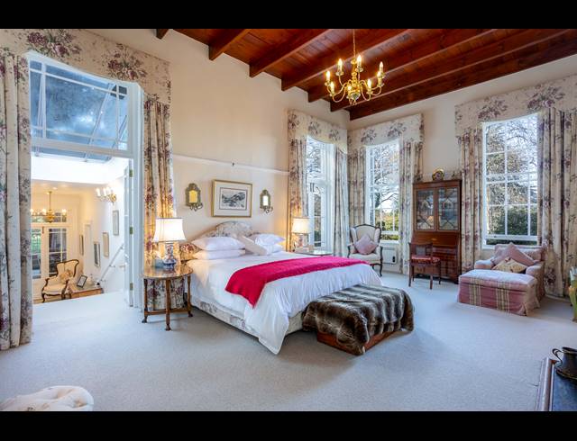 5 BEDROOM FREESTANDING TO LET IN CONSTANTIA